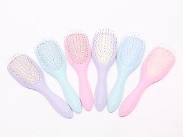 De câte mișcări de perie necesită peria de păr pentru a descurca nodurile încăpățânate în comparație cu un pieptene obișnuit din plastic?